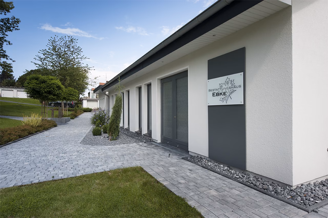 Anbau in Melle-Buer mit Wandschild und der Blattmarke von Ebke