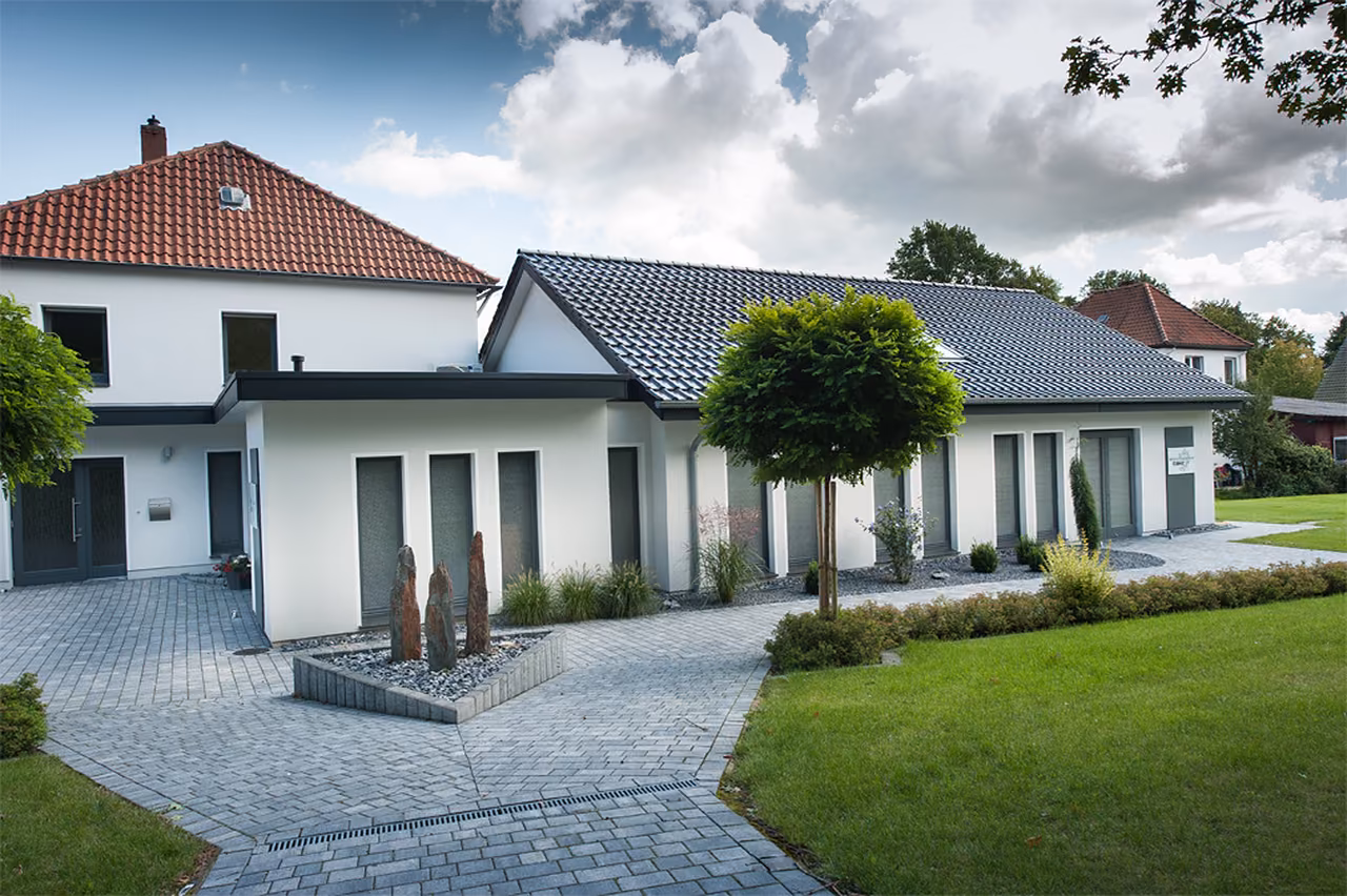 Vorplatz des Bestattungshauses Melle-Buer mit Stelen und Bäumen