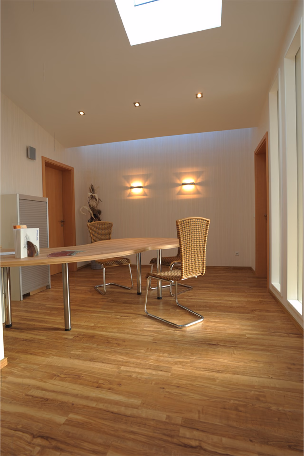 Beratungsraum im Bestattungshaus Rödinghausen mit Tisch und Oberlicht