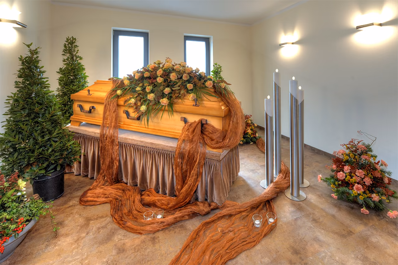Abschiedsraum in Melle-Buer: Sarg mit Blumenschmuck und Kerzen
