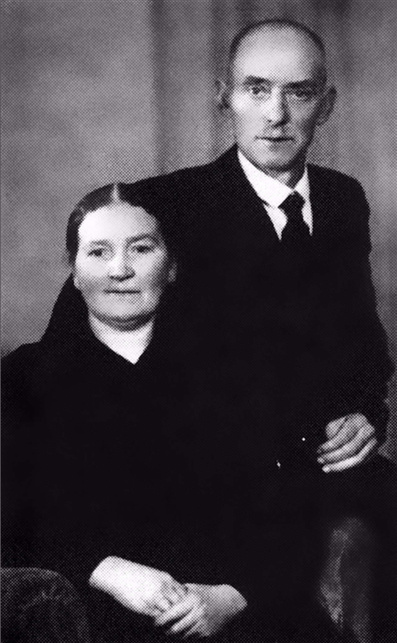 Schwarzweißfoto um 1900: Luise Ebke sitzend, Heinrich Ebke stehend hinter ihr, beide in dunkler Kleidung
