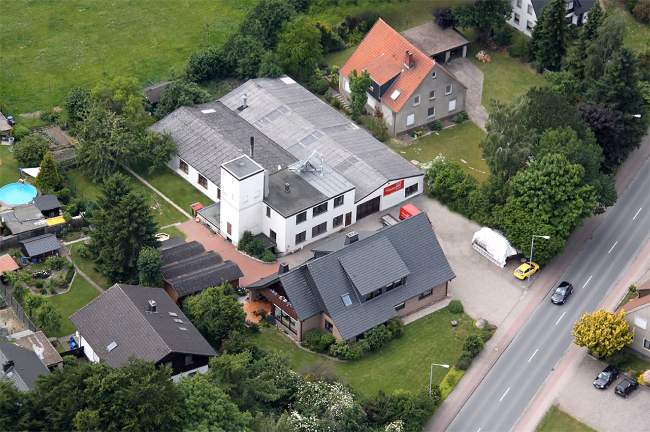Luftbild der Bünder Straße 72 in Rödinghausen mit Verwaltung und Werkstatt